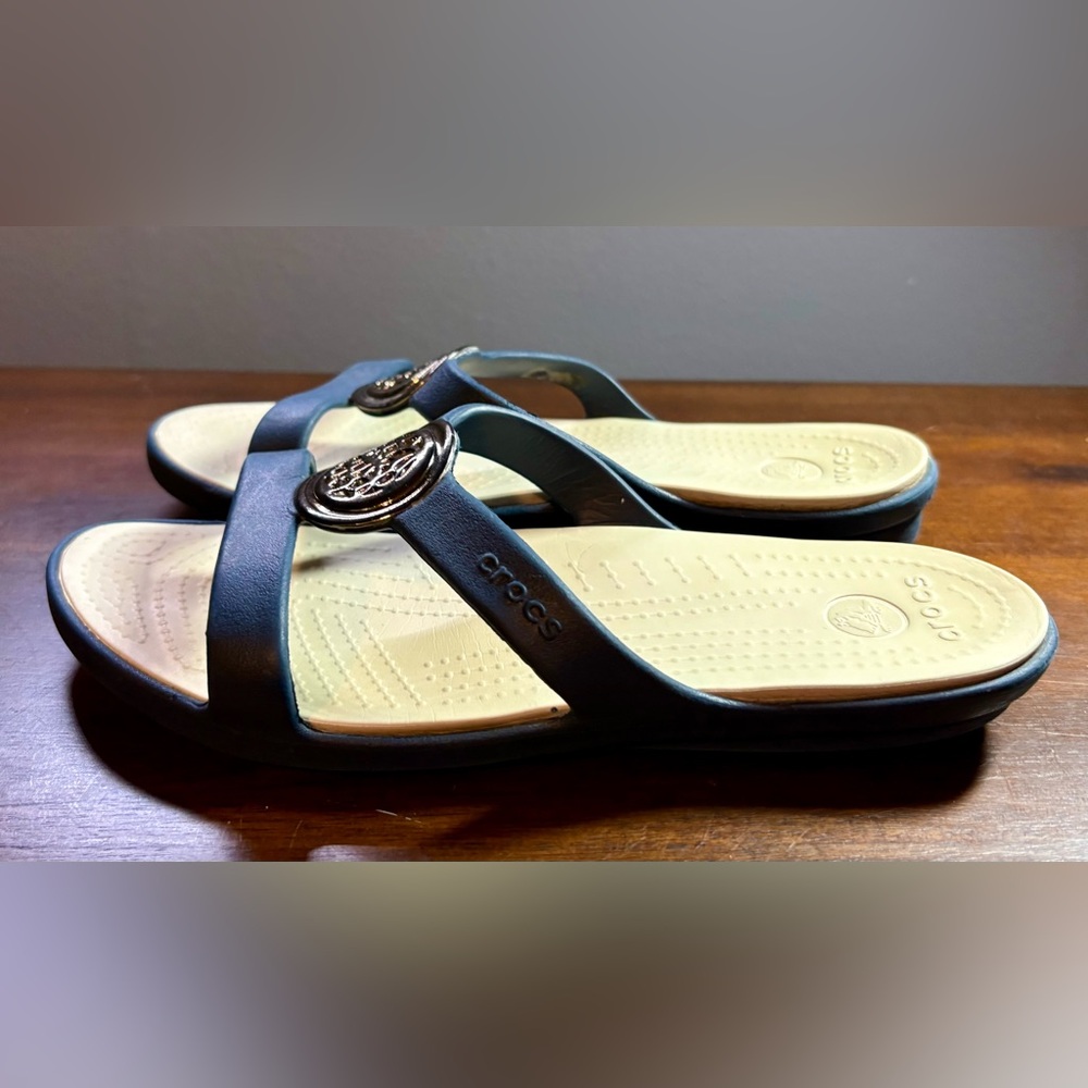 Women’s Crocs Sanrah Circle Slide Sandals - size 8 - Navy - Picture 3 of 5